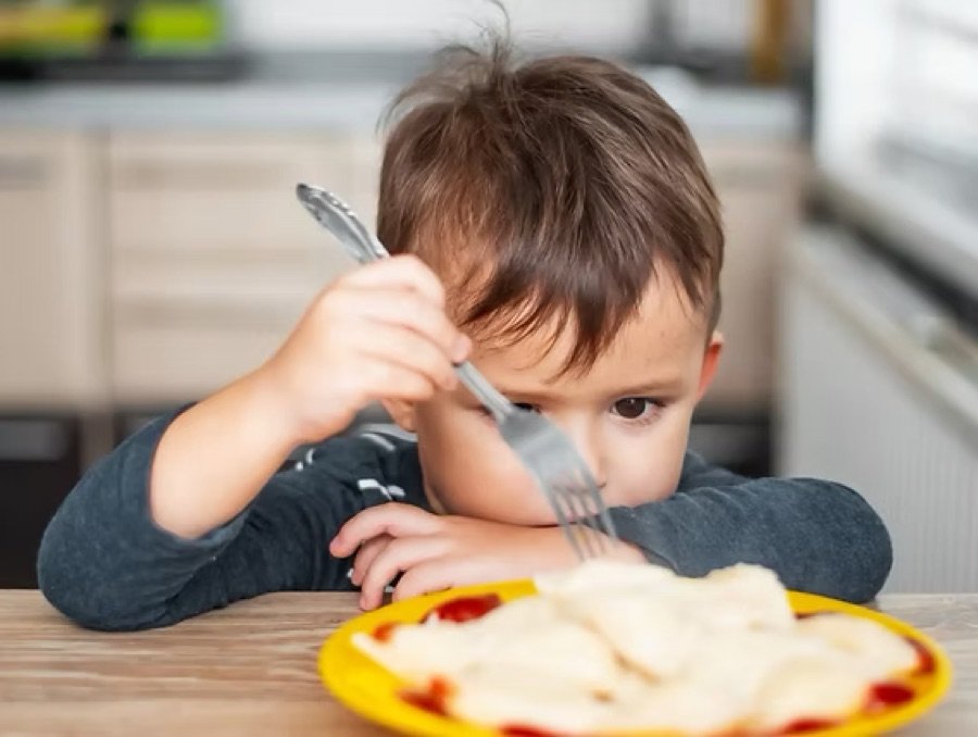 Criança comendo apenas um tipo de alimento no prato