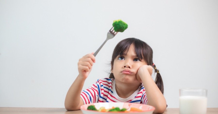 Criança com dificuldade sensorial para comer